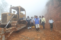 El prefecto Pablo Jurado encabeza la dura caminata por el sitio en donde se construir&aacute; el camino en beneficio de los campesinos. 