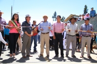 El prefecto de Imbabura, Pablo Jurado, durante la inauguraci&oacute;n del asfaltado de la v&iacute;a.
