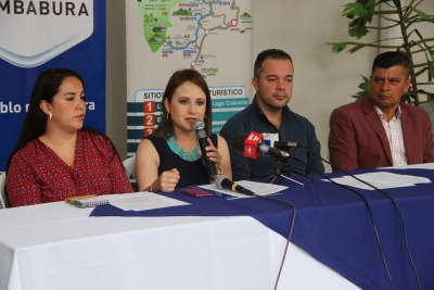 Rueda de prensa en la que la viceprefecta Mar&iacute;a Gabriela Jaramillo informa sobre el Plan de Se&ntilde;al&eacute;tica Tur&iacute;stica en la provincia de Imbabura. 