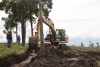 Una excavadora de la Prefectura trabaja en la conformaci&oacute;n de un colector de drenaje de agua en el sector de Rumipamba. Esta acci&oacute;n est&aacute; dirigida a evitar que ocurran inundaciones por el desbordamiento de la acequia. 
