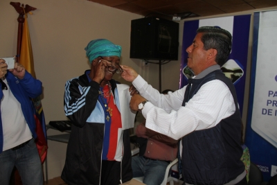Autoridades de la Prefectura y Patronato Provincial durante la entrega de los lentes en Ambuqu&iacute;.