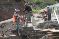 Trabajos de construcci&oacute;n del puente sobre el r&iacute;o Mataqu&iacute;.