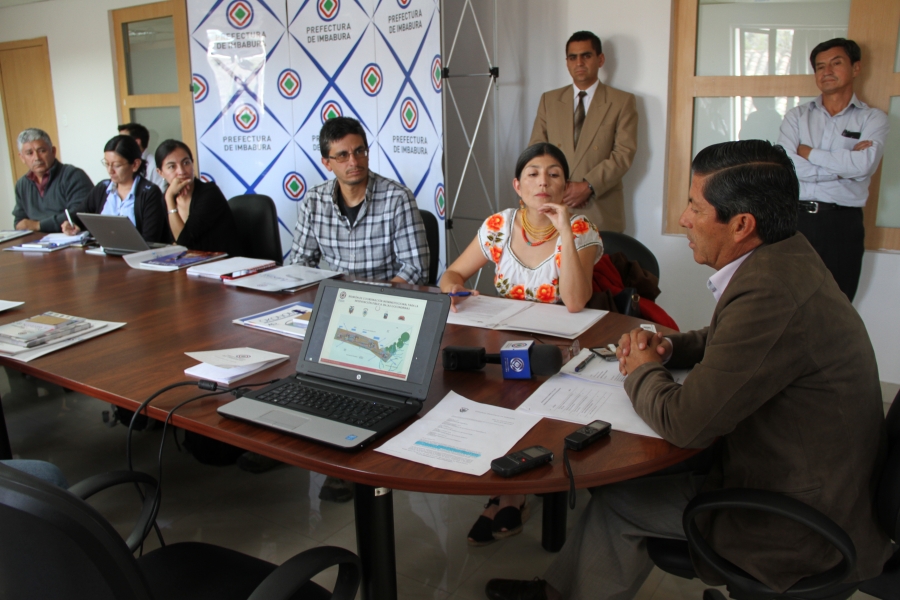 Reuni&oacute;n entre autoridades de la Prefectura, Gobernaci&oacute;n, entidades estatales y representantes del recinto Las Golondrinas.