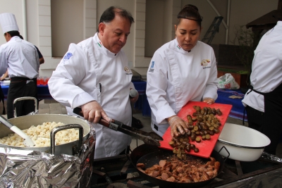 Exhibici&oacute;n de productos derivados del cerdo ib&eacute;rico criollo en la Prefectura de Imbabura. 