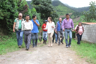 La viceprefecta de Imbabura, Mar&iacute;a Gabriela Jaramillo, junto a integrantes de la "Red Asociativa de Productores de Caf&eacute; de Imbabura"