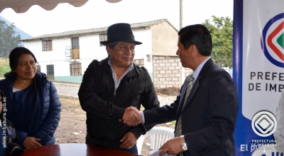 En medio de la satisfacción de los habitantes, el prefecto de Imbabura, Pablo Jurado, firma el contrato para empezar con los trabajos de adoquinado.