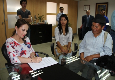 Firma de convenio entre la prefecta de Imbabura (e) Mar&iacute;a Gabriela Jaramillo y los representantes de la comunidad Pe&ntilde;aherrera para poner en marcha el proyecto. 