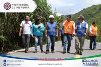 En la comunidad Aguagrum las autoridades del Gobierno Provincial de Imbabura y equipo t&eacute;cnico recorren la v&iacute;a asfaltada. 