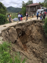En la comunidad Villaflora se registra el hundimiento de la mesa de la carretera. En este sector se construir&aacute;n pedraplenes y un relleno para facilitar la movilizaci&oacute;n. 