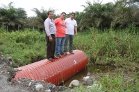 En la v&iacute;a La Perla, el prefecto de Imbabura, Pablo Jurado, inspecciona la construcci&oacute;n de los pasos de agua. 