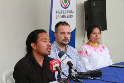 Oscar Adri&aacute;n, coordinador de turismo comunitario; Fausto Giraldo, subdirector de turismo de la Prefectura; y, Celia Chuqu&iacute;n, representante del gobierno parroquial, informan en rueda de prensa sobre este evento. 