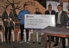 Entrega simb&oacute;lica del cheque por el 50 por ciento del valor de la obra en el barrio Tanguar&iacute;n. Est&aacute;n presentes los dirigentes y el prefecto de Imbabura, Pablo Jurado. 