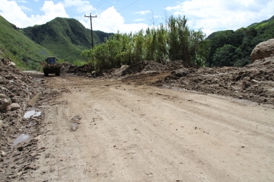 Maquinaria de la Prefectura trabaja en la rehabilitaci&oacute;n de la v&iacute;a Cuicocha &ndash; Apuela &ndash; Aguagrum.