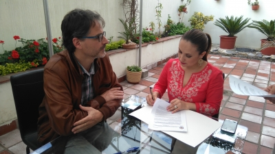 La viceprefecta de Imbabura, Mar&iacute;a Gabriela Jaramillo, y el representante de la Fundaci&oacute;n CODESPA, Ferr&aacute;n Gelis Escala, firman el convenio para ejecutar el proyecto. 