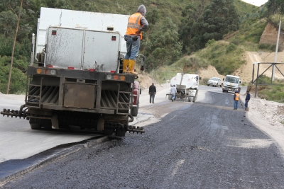 Trabajos de imprimaci&oacute;n de la v&iacute;a entre Imbabura y Pichincha.