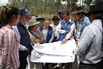 En Gualopuro, las autoridades y los dirigentes comunitarios revisan los planos en donde constan los tramos viales que requieren intervenci&oacute;n urgente. 