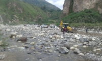 Maquinaria de la Prefectura y del Gobierno Parroquial de Sigisipamba trabajando en el sector La Mesa de Pimampiro, en donde se registran da&ntilde;os en la carretera. 