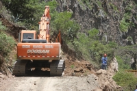 El equipo caminero de la Prefectura de Imbabura rehabilita un camino alterno en el sector La Mesa de Pimampiro para facilitar el paso de veh&iacute;culos.