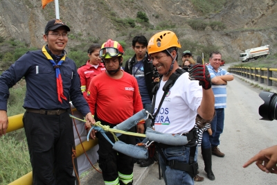 En el puente La Concepci&oacute;n, el prefecto de Imbabura, Pablo Jurado, particip&oacute; en la pr&aacute;ctica del puenting. 