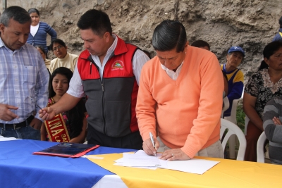 El prefecto de Imbabura, Pablo Jurado, firma de contrato para la ejecuci&oacute;n de la obra en la parroquia San Roque. 