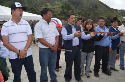 Las autoridades de la Prefectura, Gobierno Municipal y Parroquial en el acto de inauguraci&oacute;n de la obra. 