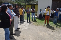 Autoridades de la Prefectura, municipios de Antonio Ante y Cotacachi en la comunidad Peraf&aacute;n en el acto en el que se firm&oacute; el convenio. 