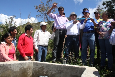 El prefecto de Imbabura, Pablo Jurado, inaugura el sistema de riego Páramo de Mainas - Guagalá en medio de la satisfacción de los agricultores.