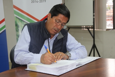 El prefecto Pablo Jurado firma los contratos para la realizaci&oacute;n de los estudios de los proyectos viales.