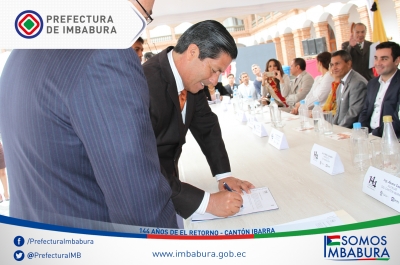 El prefecto de Imbabura, Pablo Jurado, y el subgerente de negocios del Banco de Desarrollo, Gonzalo N&uacute;&ntilde;ez, en la firma del acuerdo de cr&eacute;dito en Ibarra. 